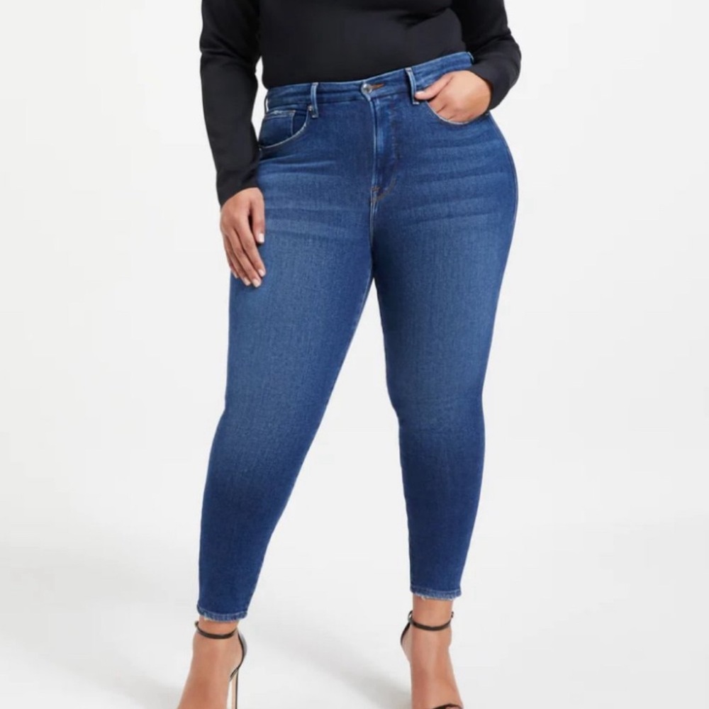 GOOD AMERICAN GOOD LEG CROP JEANS.